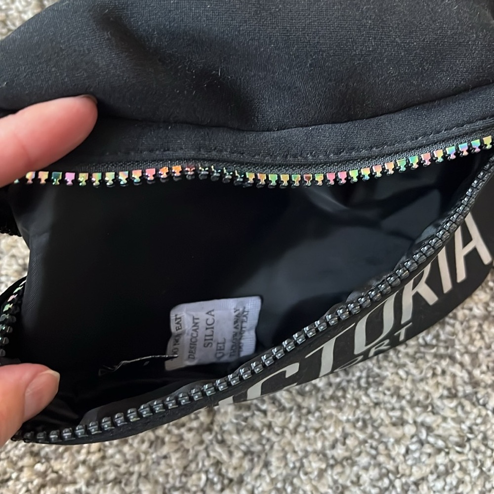 NWOT Victoria Sport belt bag - Picture 4 of 4